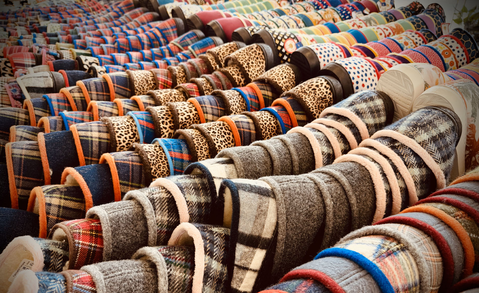 Collection de charentaises en boutique